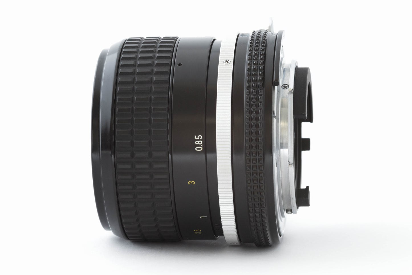 AA22 Nikon Ai-s Nikkor 85mm f/2 MF portrait Lens